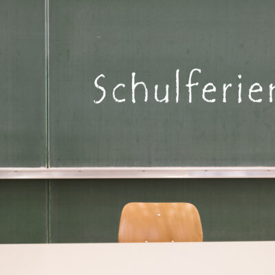 I Stock 1086610060 Grafik Schultafel Schulferien